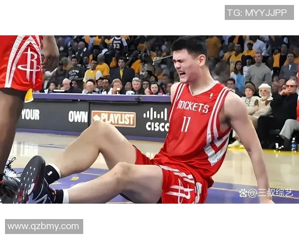 姚明霸气现场引发热议球迷狂欢致敬篮球传奇的精彩瞬间